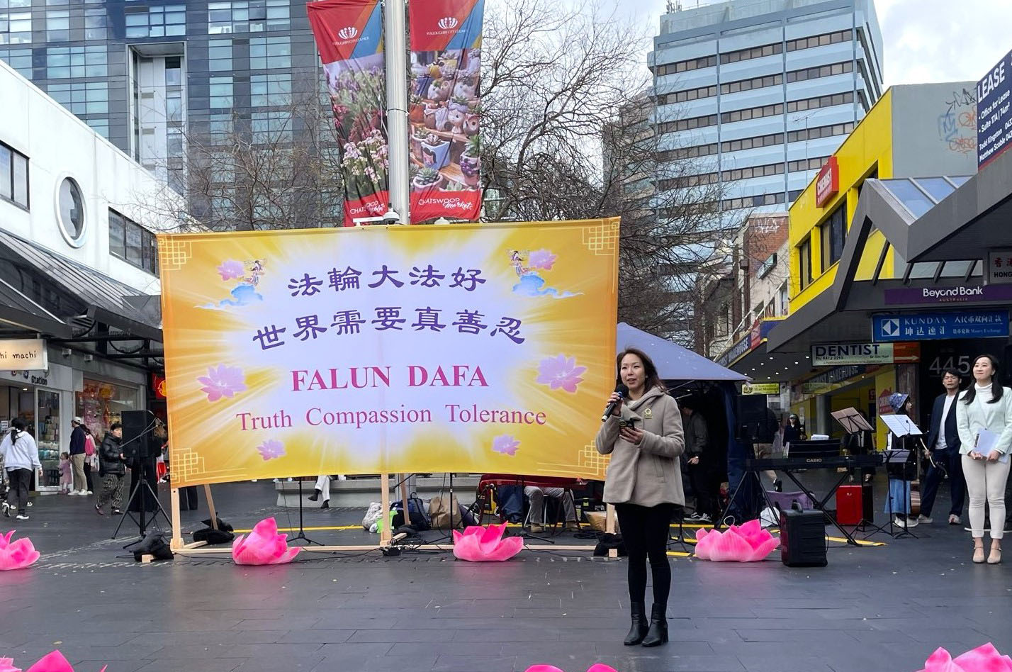 图5:威乐比市市议员米歇尔・庄在发言