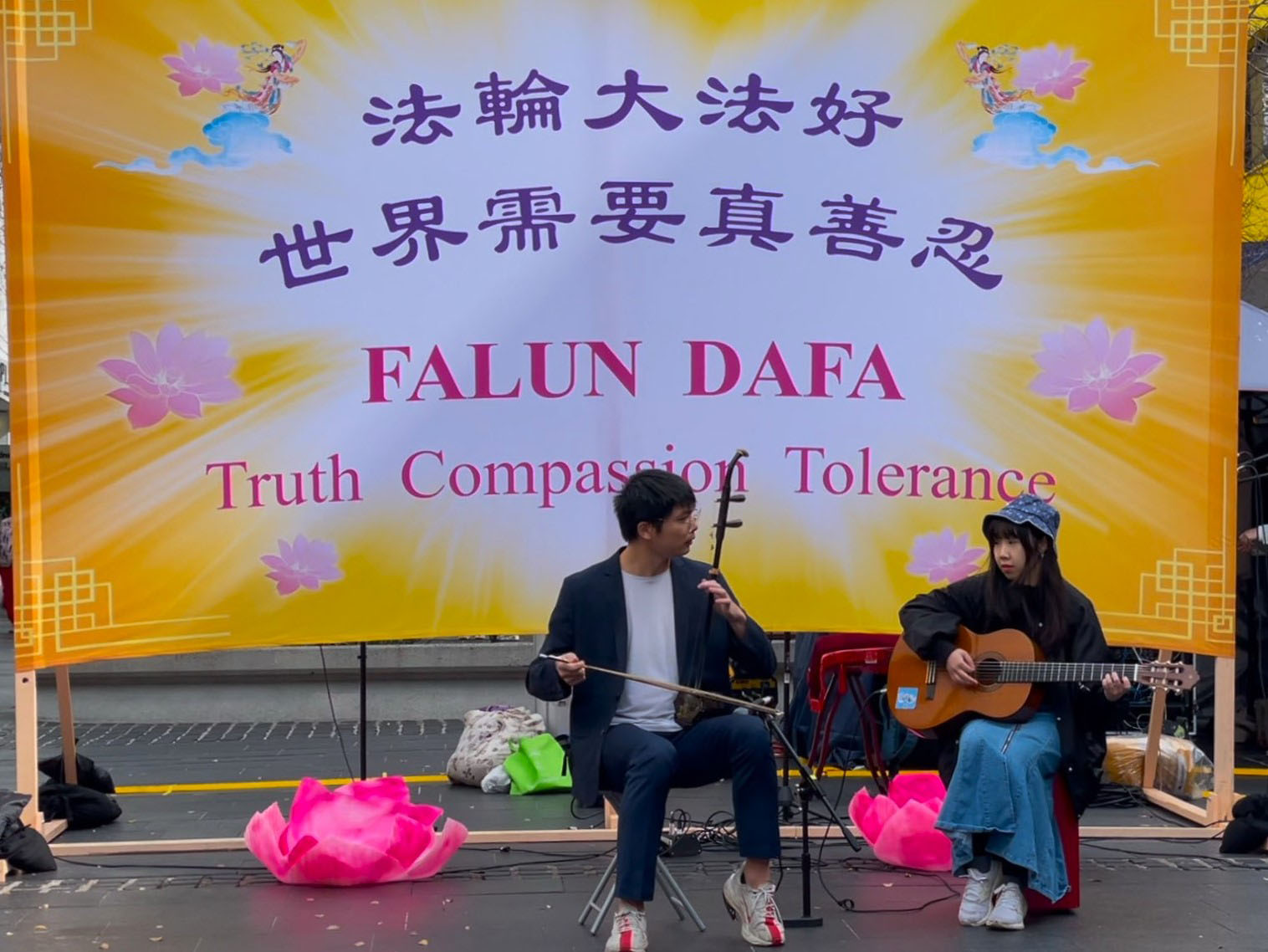 图11~15:法轮功学员正在以各种文艺形式载歌载舞欢庆法轮大法弘传世界。