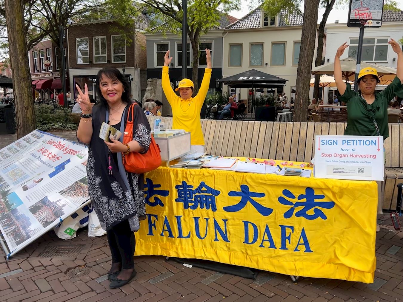 '图5:新加坡女士爱玲:“真庆幸遇到你们(法轮功学员)!”'