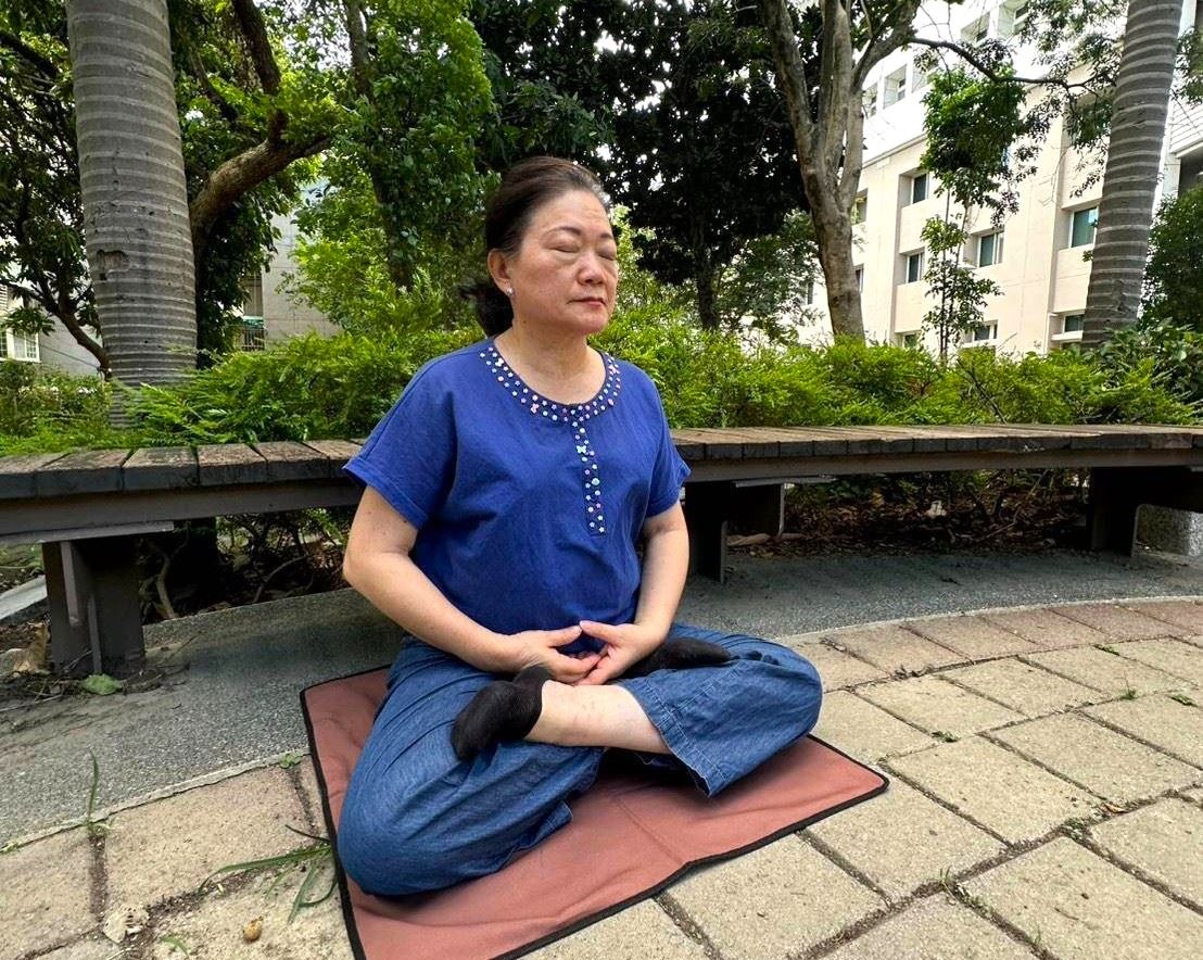'图2:曼娜正在炼法轮功第五套功法——神通加持法。'