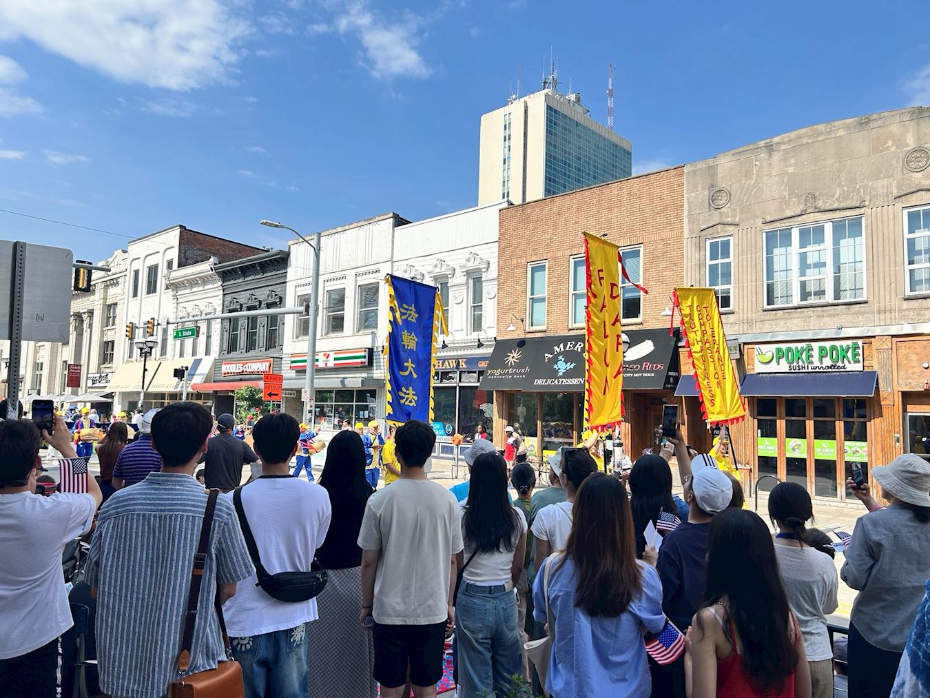 '图11~12:现场华人观看游行并拍照'