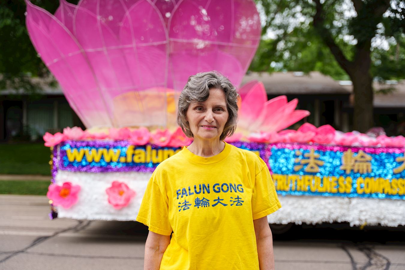 '图13:法轮功学员莎伦(Sharon)表示,她希望通过传递“真、善、忍” 祝美国生日快乐!'