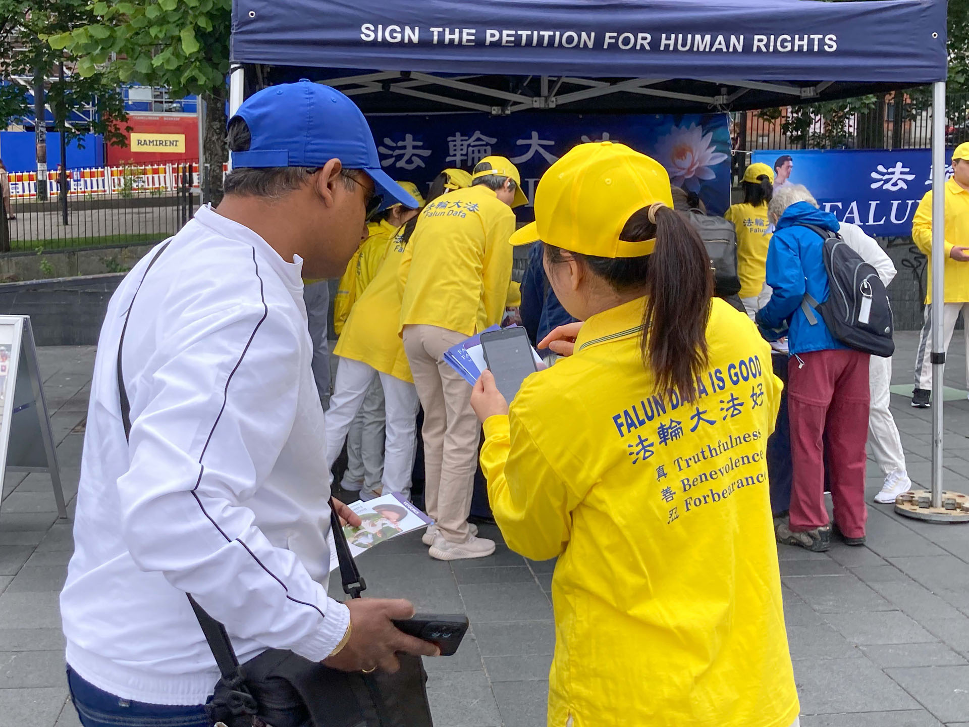 图1~6:二零二五年七月五日,芬兰法轮功学员在甘比(Kamppi)广场附近的空地上集体炼功,祥和优美的功法吸引许多路人驻足观看,并向学员询问相关信息,了解事实真相。