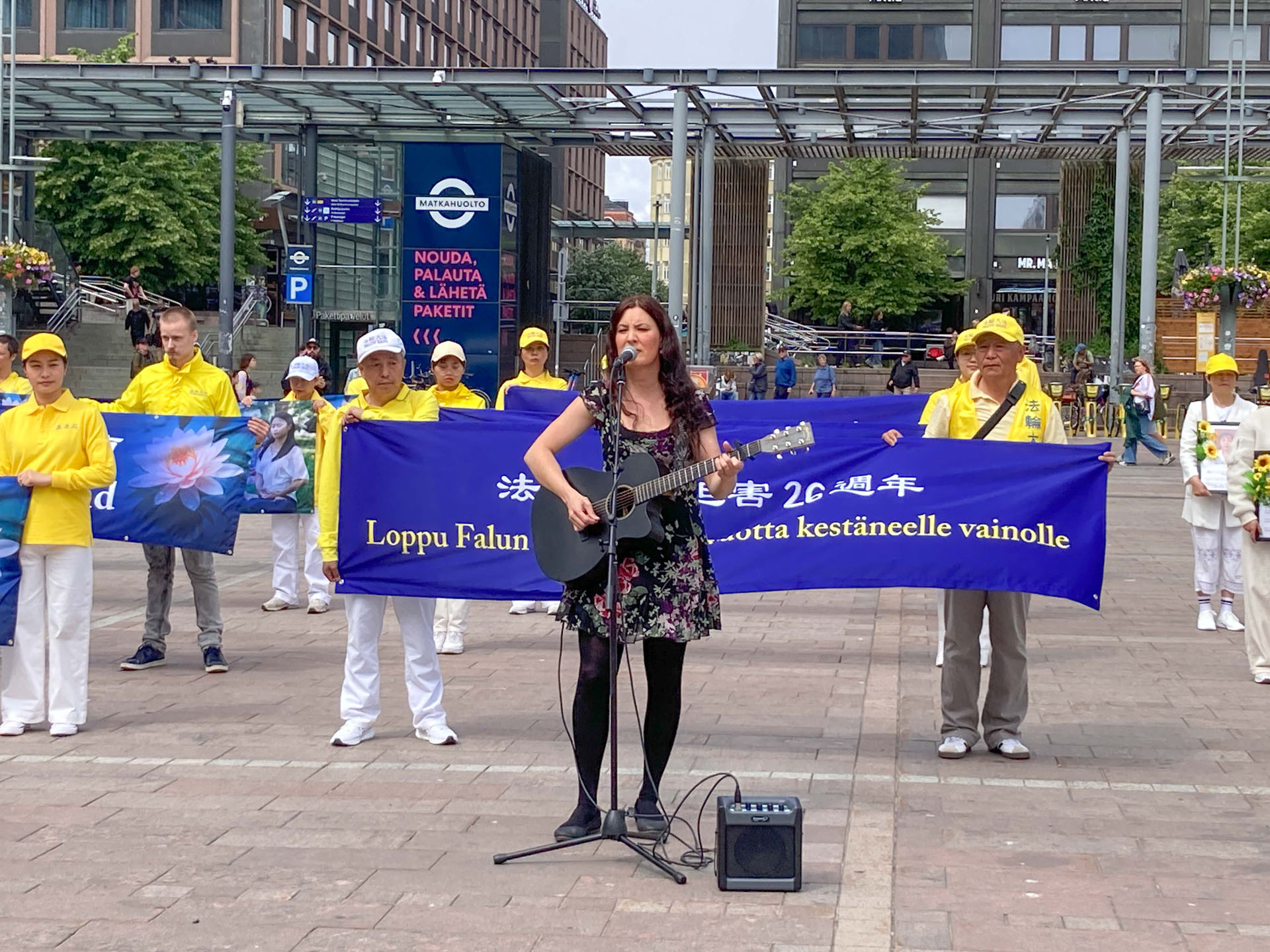 图9:芬兰歌手安娜·科科宁(Anna Kokkonen)现场演唱支持法轮功学员反迫害。