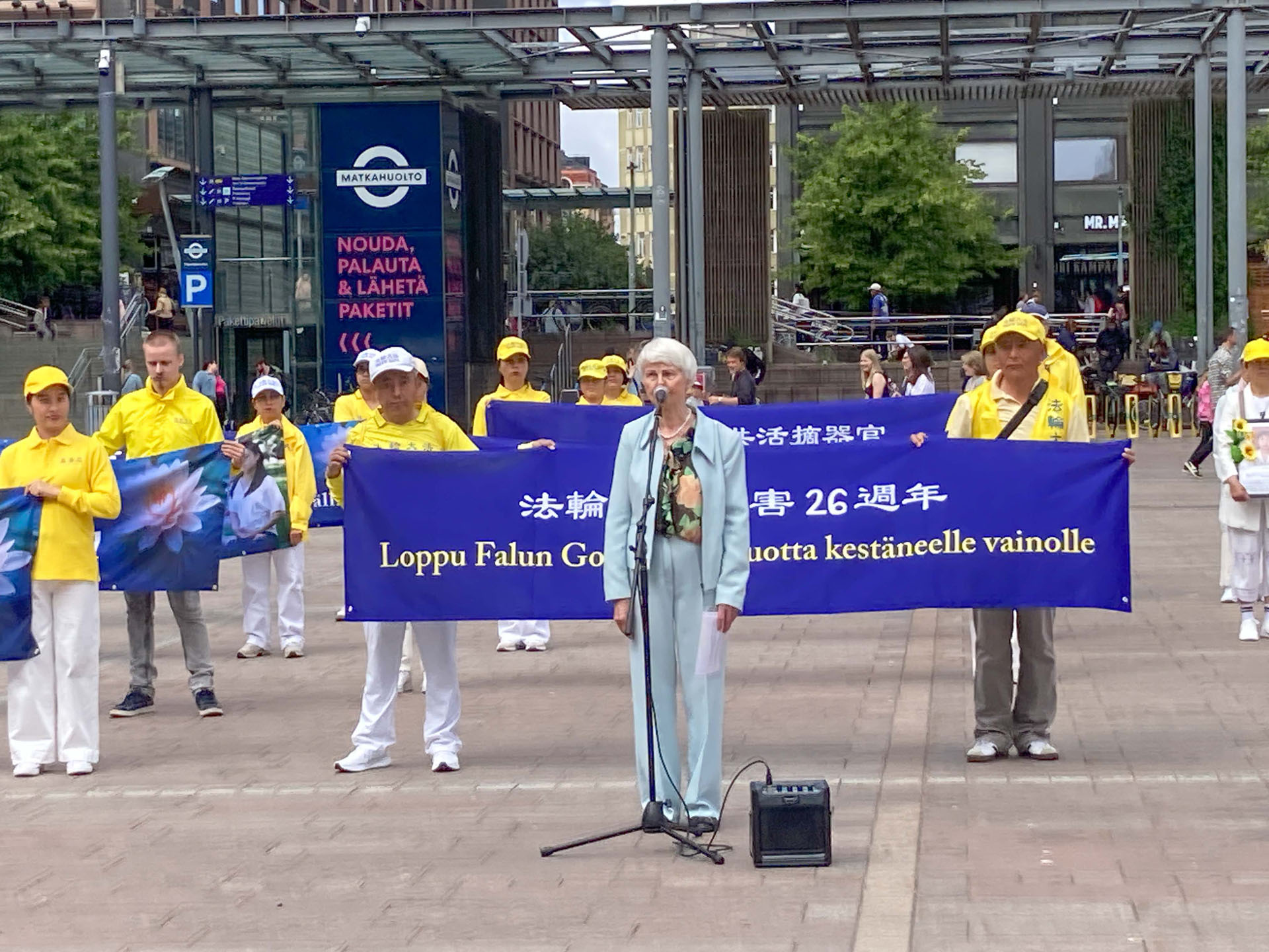 图10:芬兰法轮大法学会负责人西尼卡·索塔卡宁(Sinikka Suotakanen)在集会现场发言