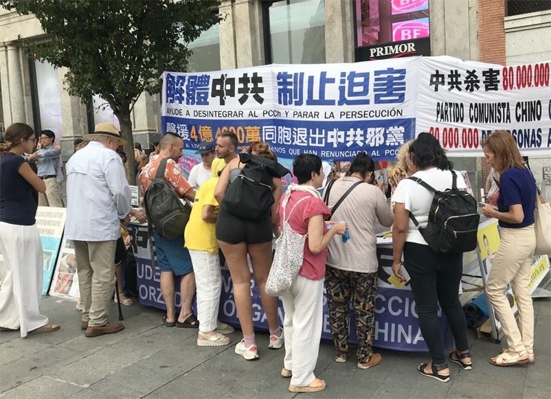 '图1~4:二零二五年七月十九日,马德里法轮功学员来到卡亚尔广场(Plaza del Callao)举行反迫害征签活动。明白真相的民众踊跃签名声援法轮功。'