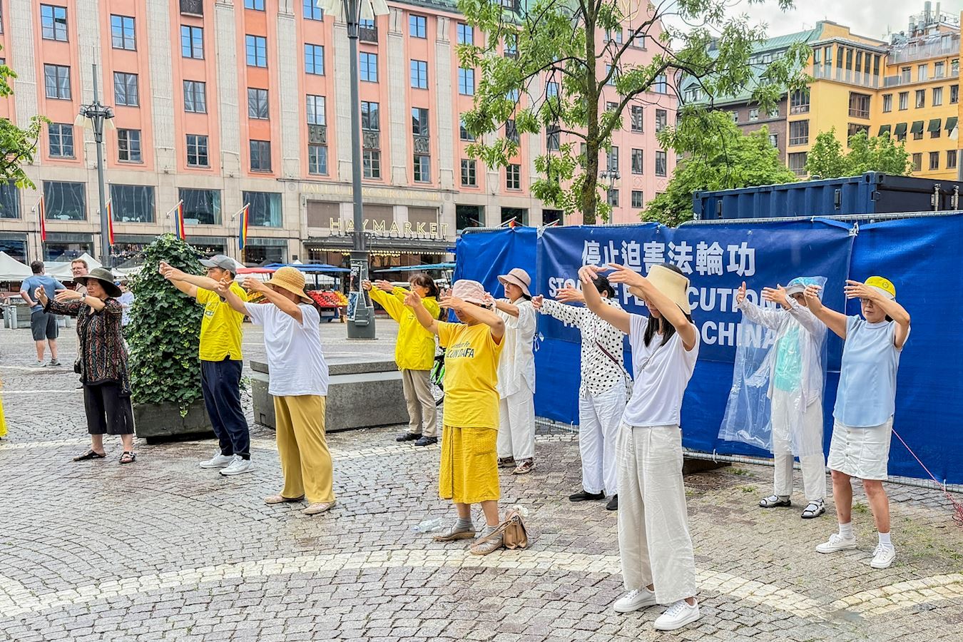 '图10:法轮功学员在诺贝尔博物馆前举行讲真相活动,图为法轮功学员在集体炼功。'