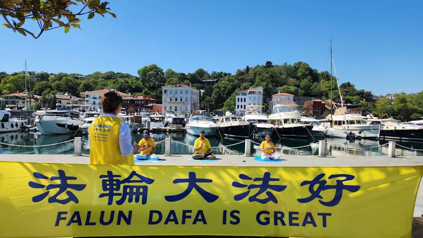 '图1:二零二五年七月二十日至二十一日,部份土耳其法轮功学员在中共驻伊斯坦布尔领事馆前举办和平集会和讲真相活动,受到民众的支持。'