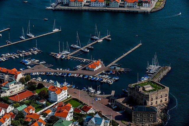 '图1:位于瑞典西海岸的美丽的度假胜地马斯特兰德岛(Marstrand Island)。'
