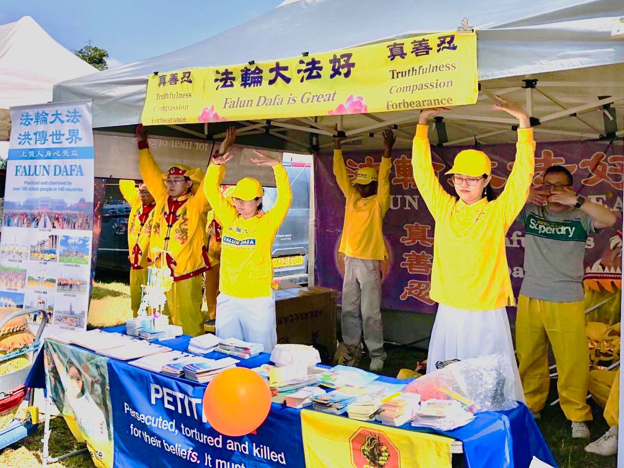 '图4:法轮功学员展示功法。'