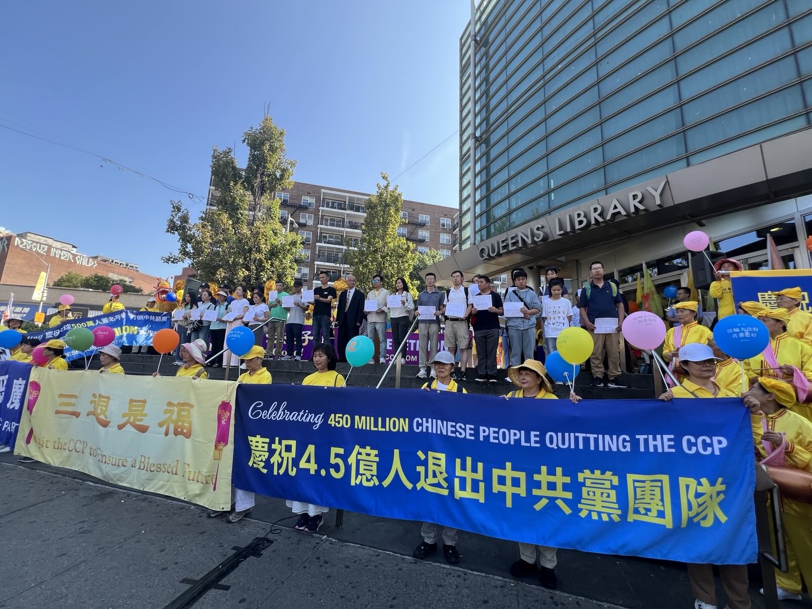图3:有25位三退勇士,现场领取《退党(团、队)证明》。。