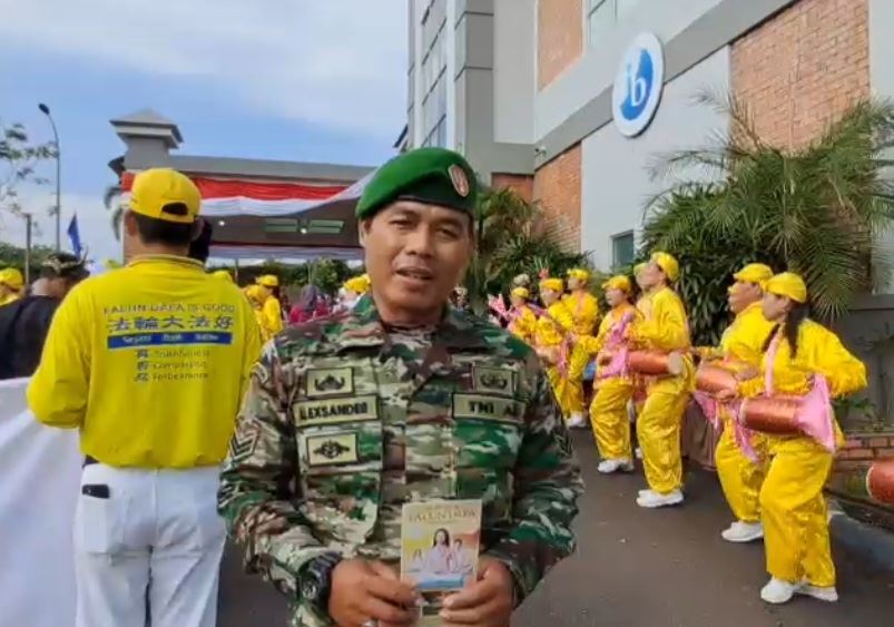 '图8:亚历山大中士看到法轮功学员从国外赶来印尼参加游行,这让他倍感骄傲。'
