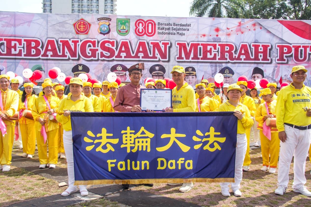 '图11:巴淡市政府青年与体育部门负责人祖尔卡纳因(Zulkarnain)向法轮大法社团颁发感谢信。'