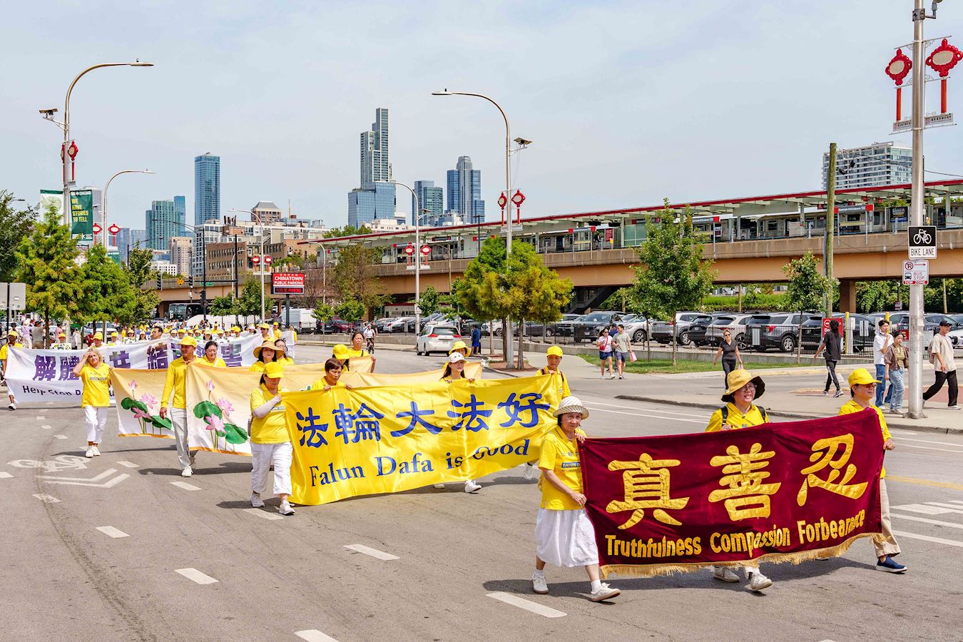 '图1~7:二零二五年八月十六日,美中十多个州的部份法轮功学员在芝加哥中国城举行大游行,展示法轮大法的美好,同时呼吁人们制止中共对法轮功的跨国迫害。'