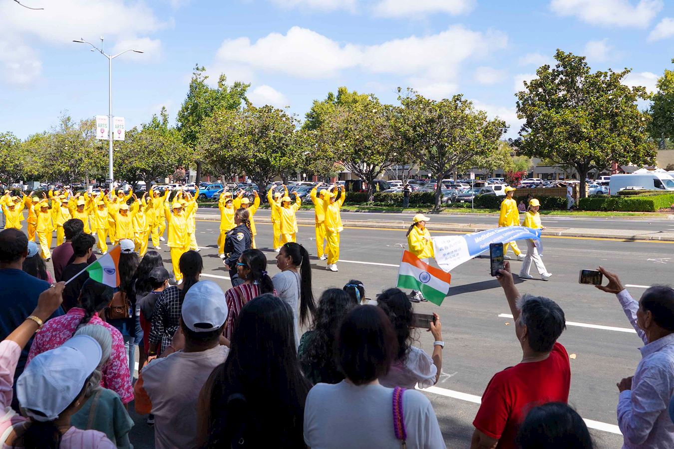 '图1~7:二零二五年八月十七日,法轮功学员应邀参加在佛利蒙市举行的庆祝印度独立日游行,受民众热烈欢迎。'