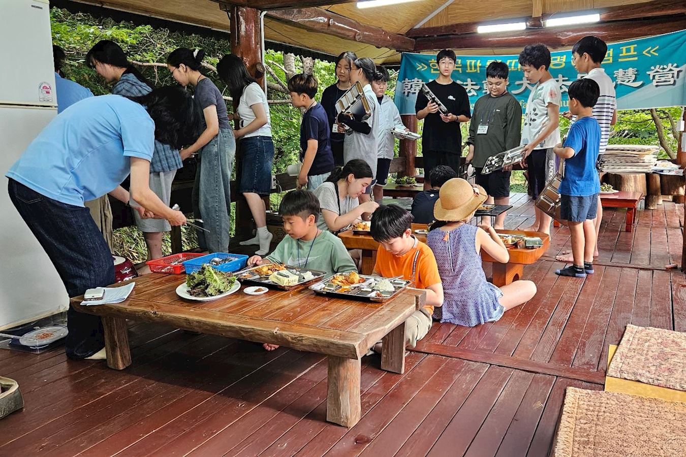 '图6~10:夏令营期间,孩子们参加了丰富多彩的活动,包括观看真相电影、学唱歌曲、学习传统礼仪、参加民俗游戏等。'