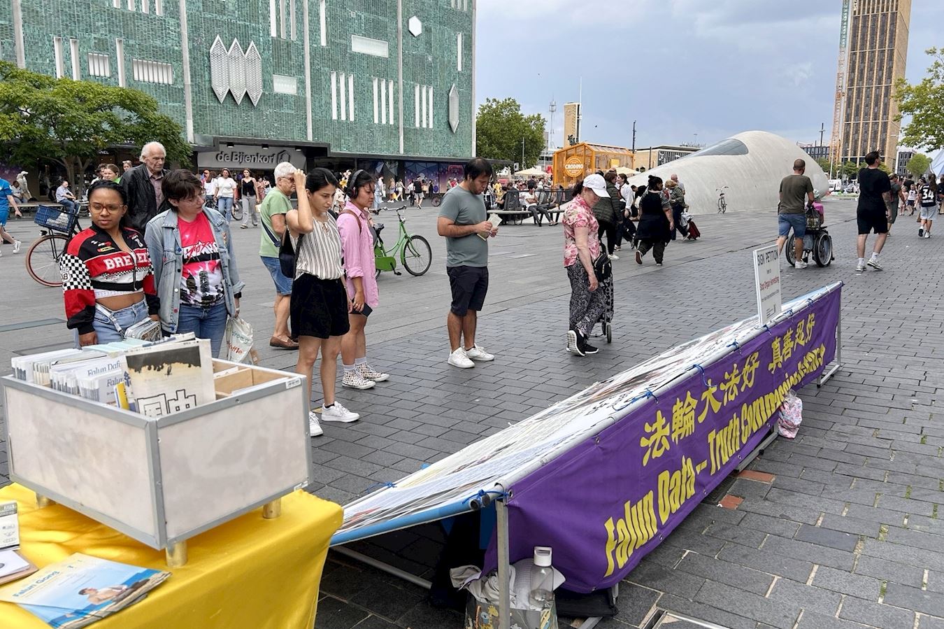 '图3:法轮功展位吸引很多路人驻足了解真相。'