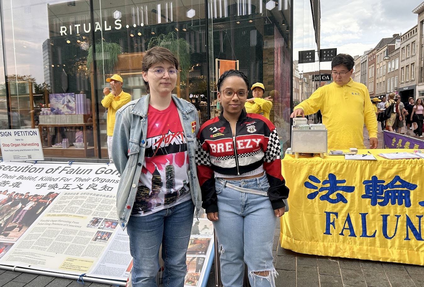 '图13:莎拉娜和阿宝表示:“人们应该享有信仰自由而不应为此被迫害!”'
