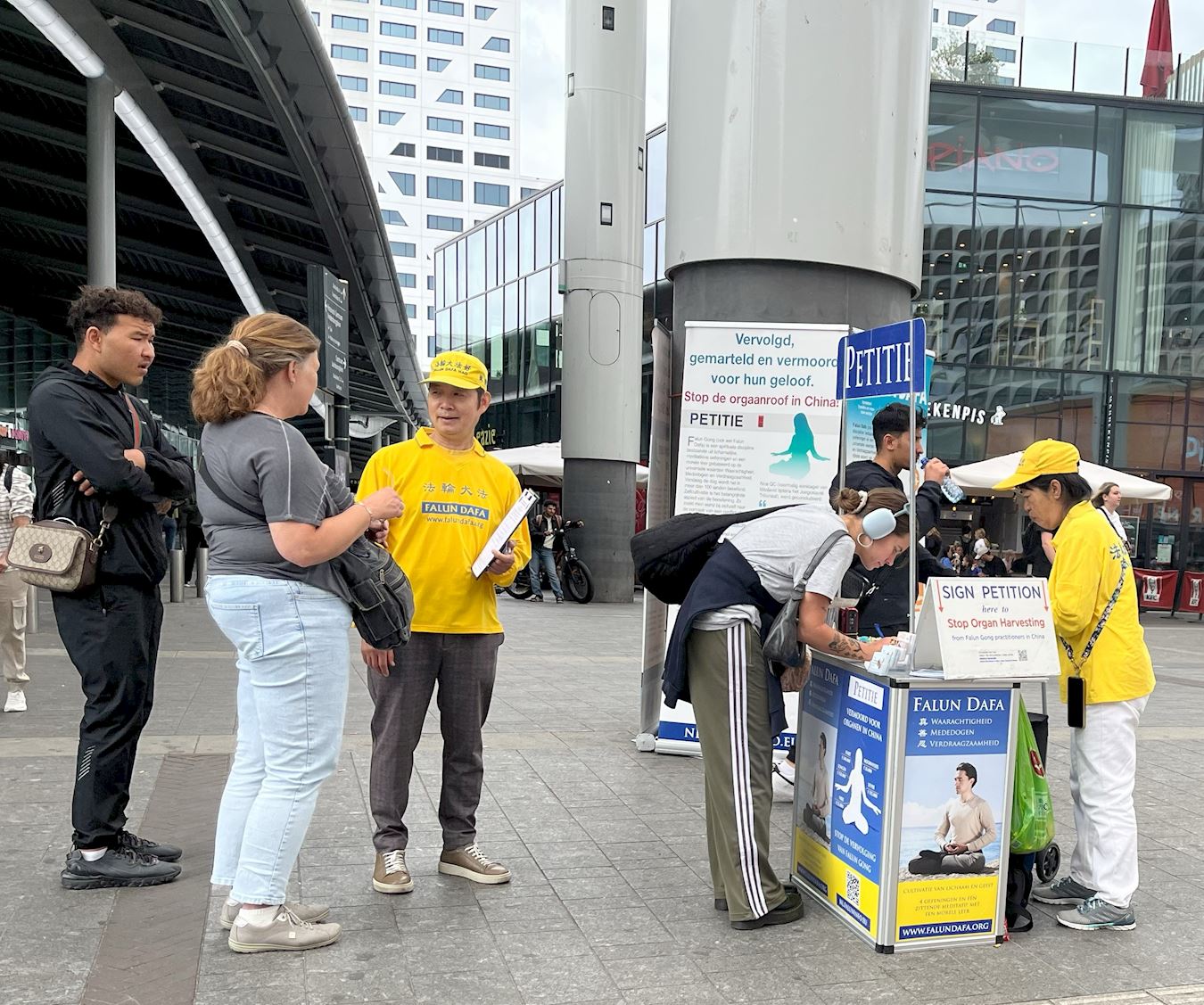 '图7:二零二五年七月二十七日, 荷兰法轮功学员在乌得勒支中央火车站与购物中心之间的广场讲真相。'