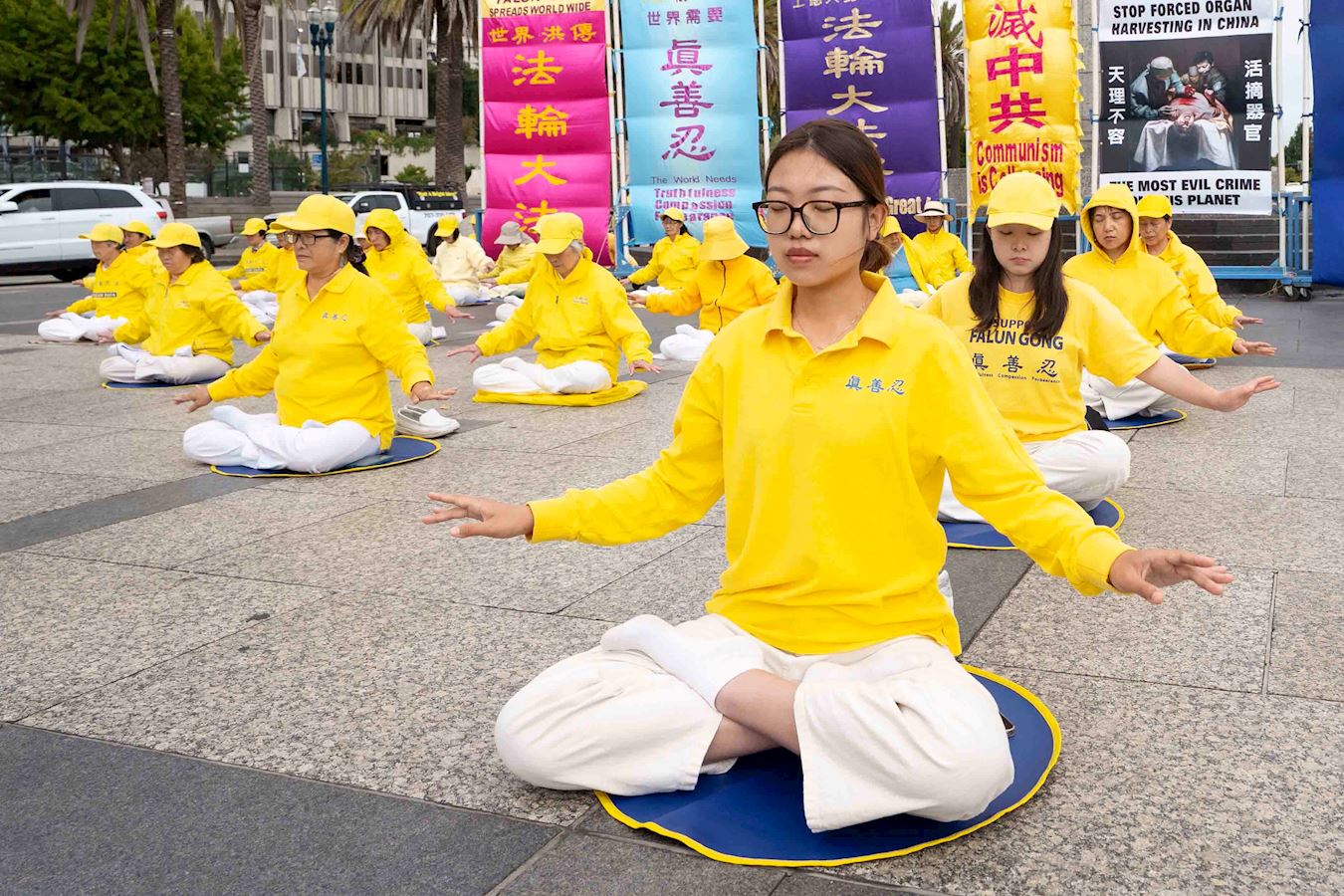 '图1~4:二零二五年八月二日,法轮功学员在渡轮大厦前广场炼功。'