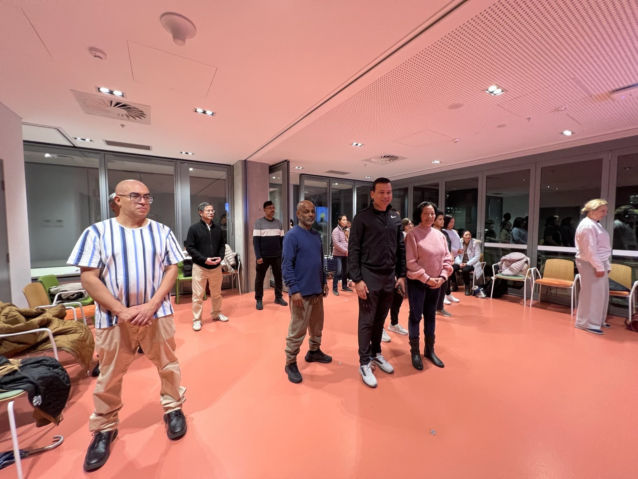 图2:市议员萨米尔·潘迪(前排中)与学员一起观看法轮功教功录像