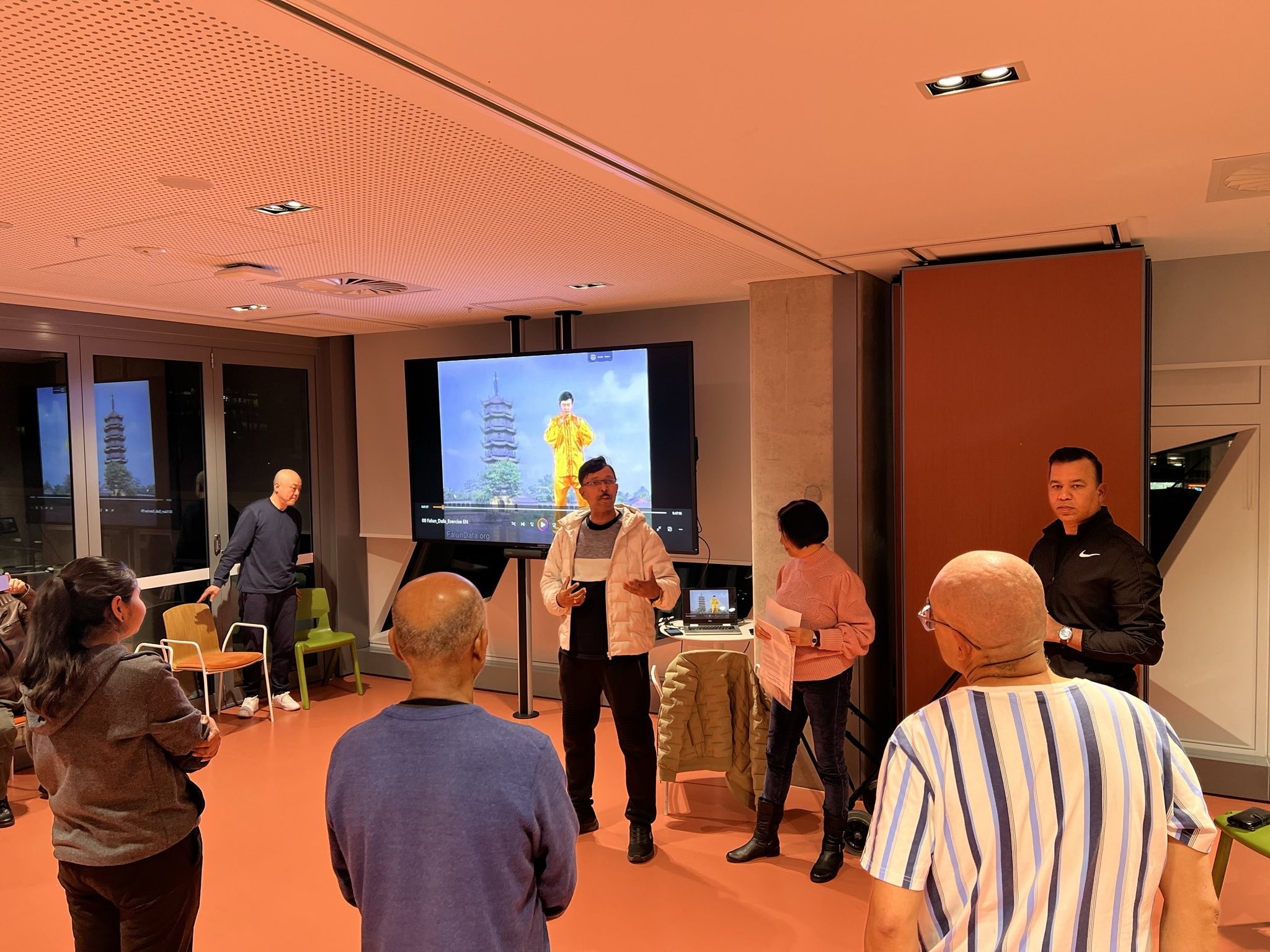 图3:前联邦大选候选人内什·洛克(图中)在演讲,他赞佩法轮大法唤醒人们的心灵。