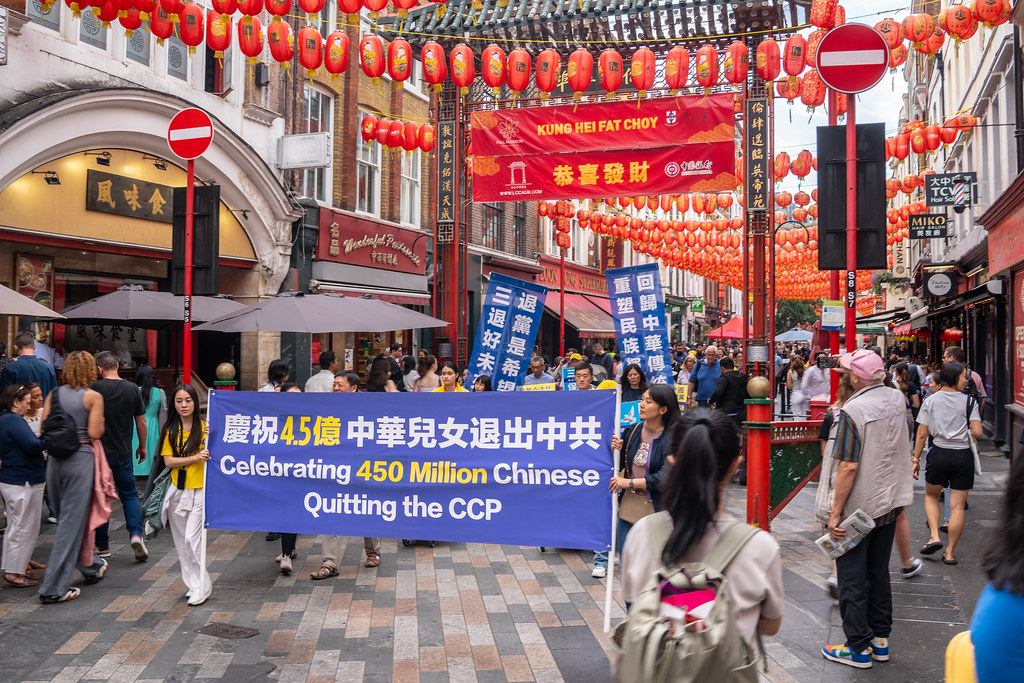 图1~10:二零二五年八月二十三日,英国各地的法轮功学员齐聚伦敦市中心举行盛大游行和集会,呼吁共同制止中共长达二十六年的残酷迫害。