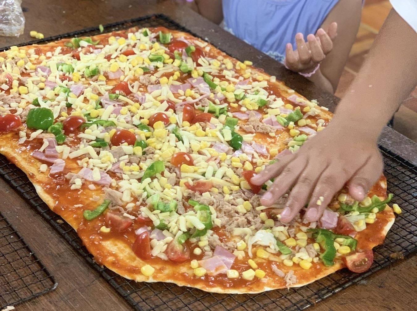 '图7~11:孩子们齐心协力制作美味披萨'