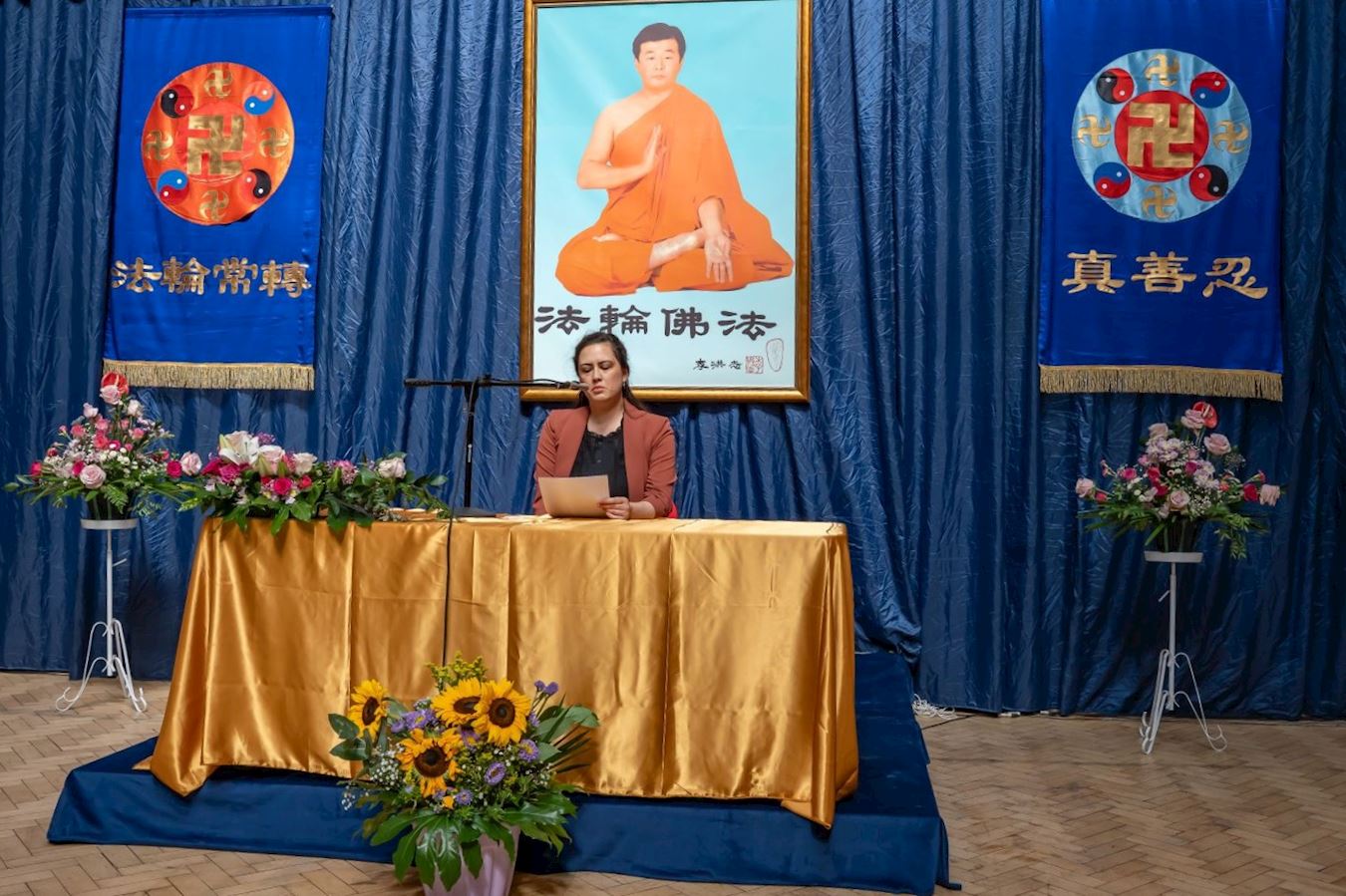 '图2~5:法轮功学员们在法会上发言,交流各自的修炼心得。'