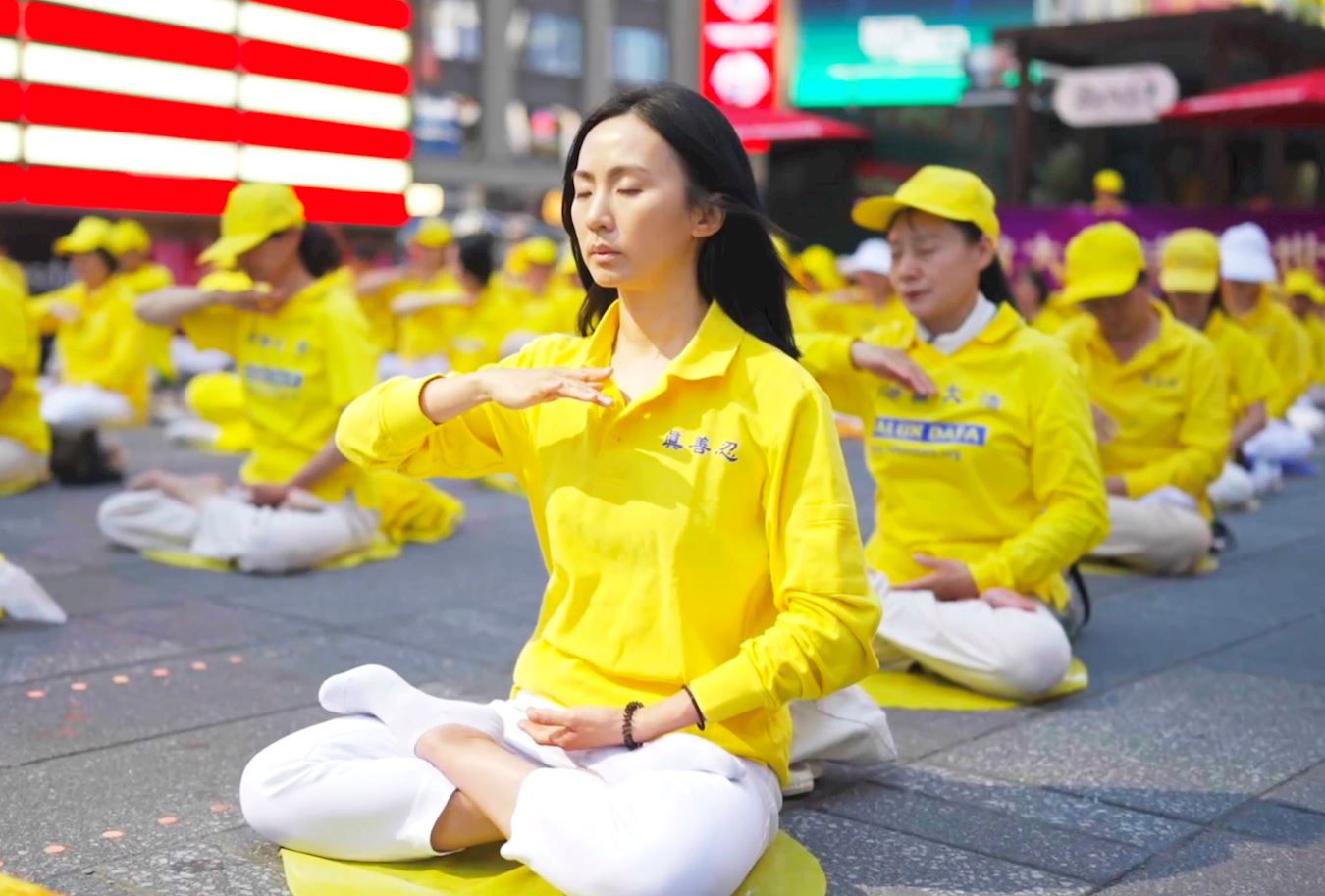 '图1~3:八月二十三日,部份纽约和新泽西法轮功学员在时代广场举行了集体大炼功活动。'