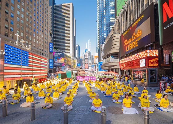 纽约时代广场集体炼功 游客赞真善忍