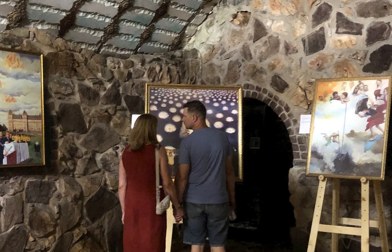 '图10:一对年轻情侣在展厅中静静地欣赏画作及仔细阅读每幅画的说明。'