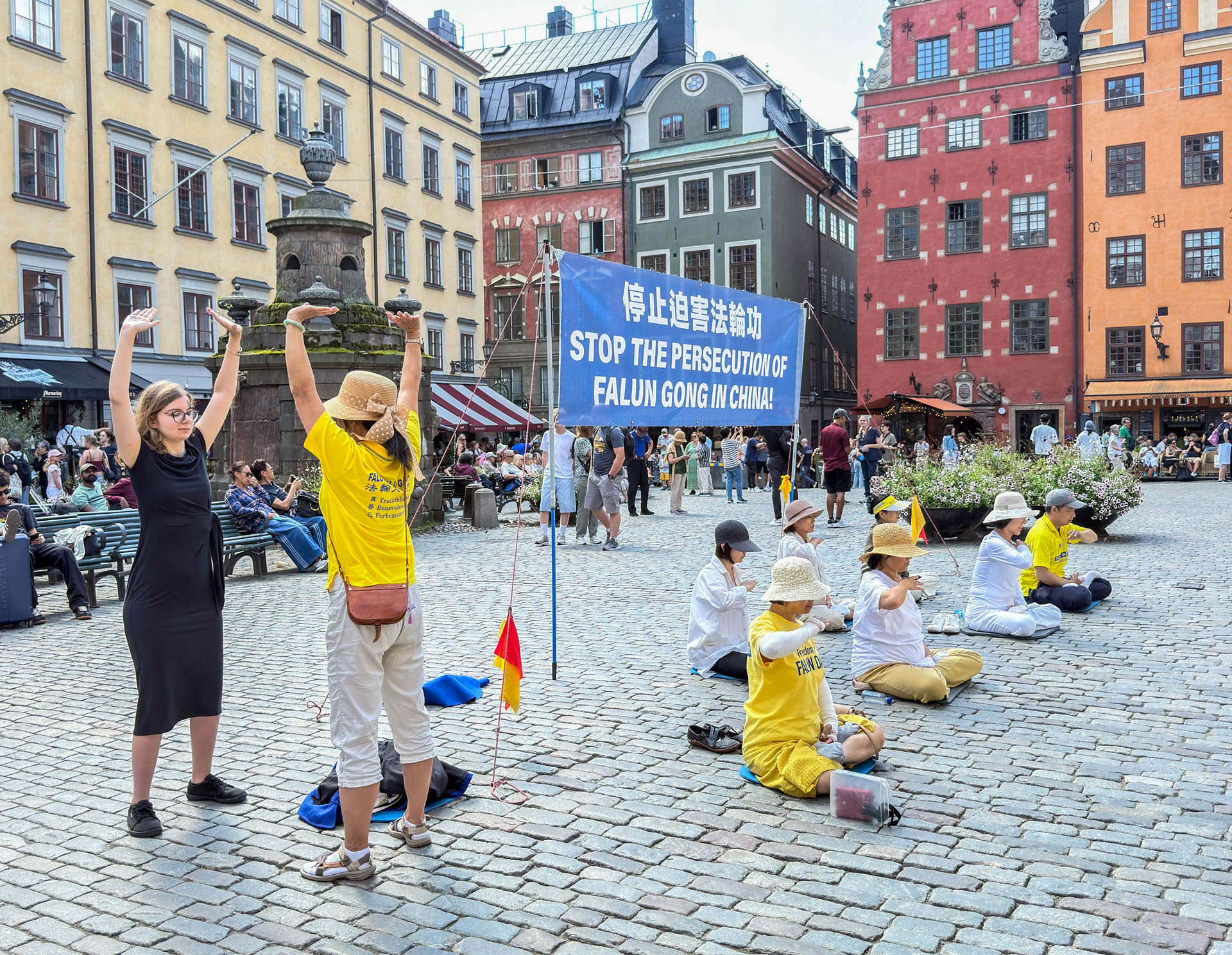 图1~6:二零二五年八月每周五至周日下午,法轮功学员在瑞典诺贝尔博物馆前设立展位,举办讲真相反迫害征签活动。