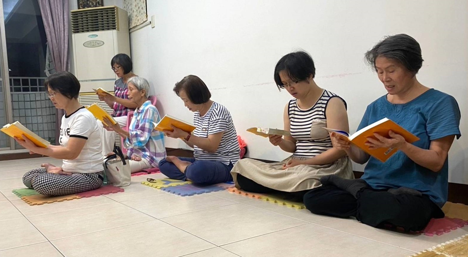 图:意晴(右二)和大家一起集体学法。