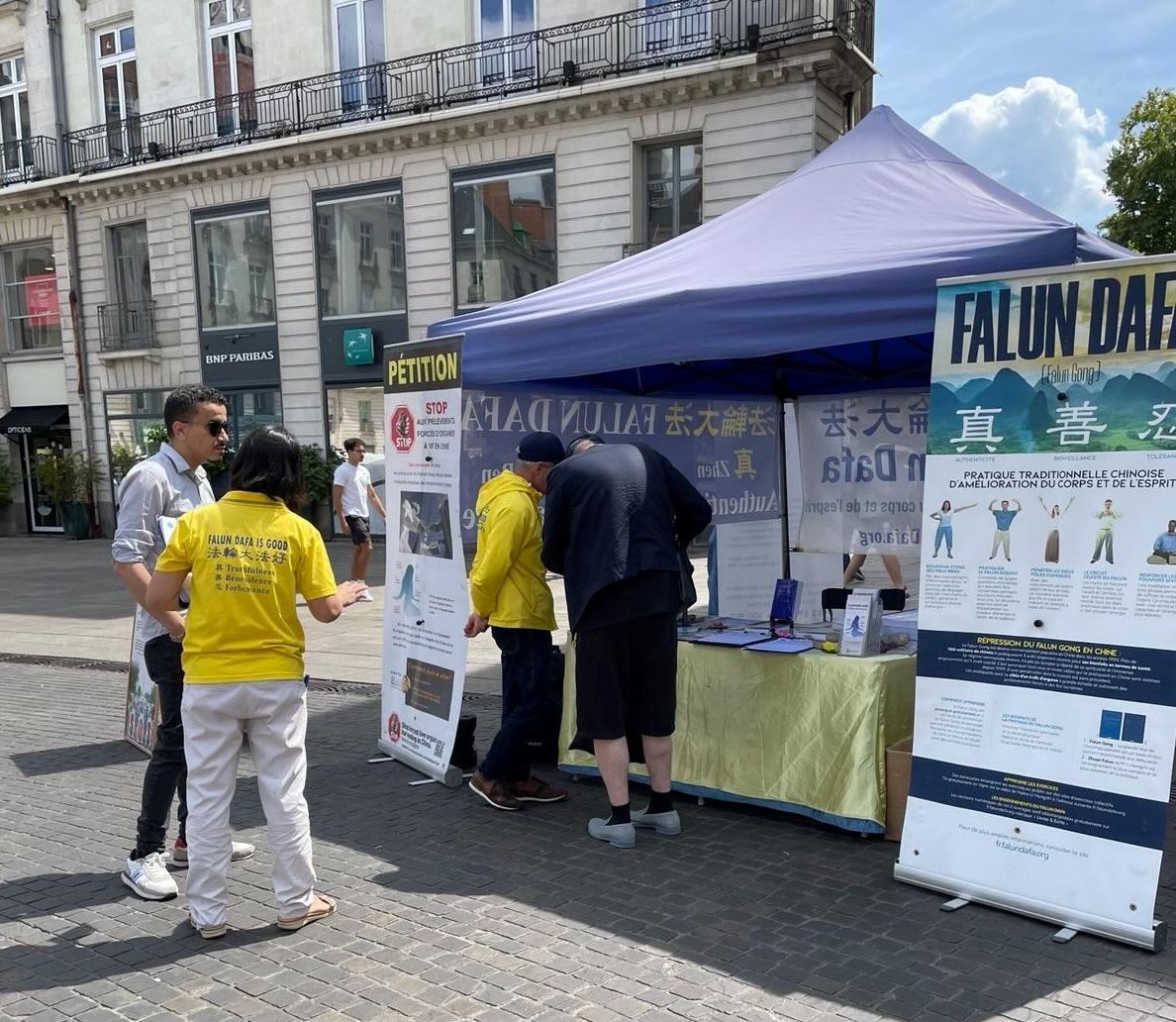 '图1~5:二零二五年八月二日星期六,法国西部的法轮功学员在南特(Nantes)皇家广场举办了法轮功信息日活动。'