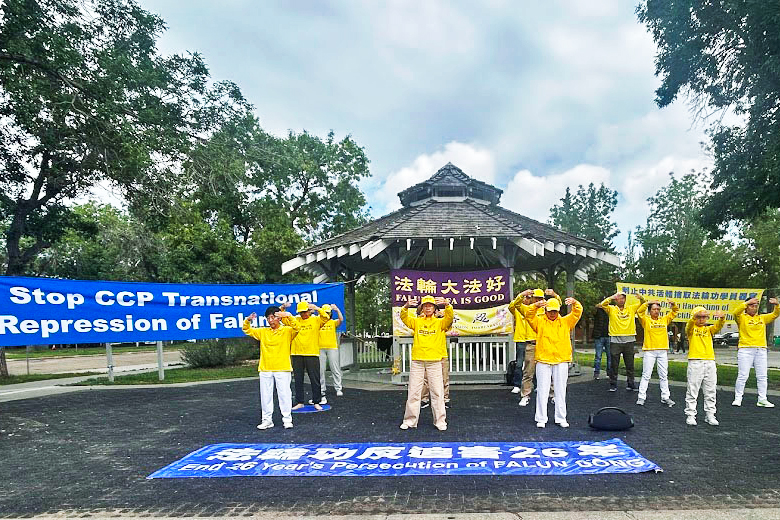 图1~2:二零二五年七月二十六日,加拿大埃布尔塔省府埃德蒙顿的部份法轮功学员在老斯特拉斯科纳农贸市场集会上功法演示。
