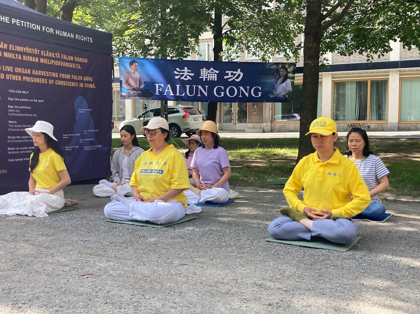 '图1~2:学员现场展示了舒缓平和的法轮功功法'