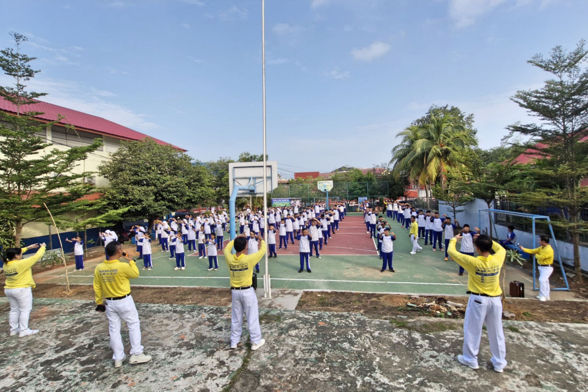 图1~2:二零二五年八月七日,印尼巴淡岛学员在卡蒂尼第二中学举办法轮大法介绍会,上百名师生一起学炼了法轮功。