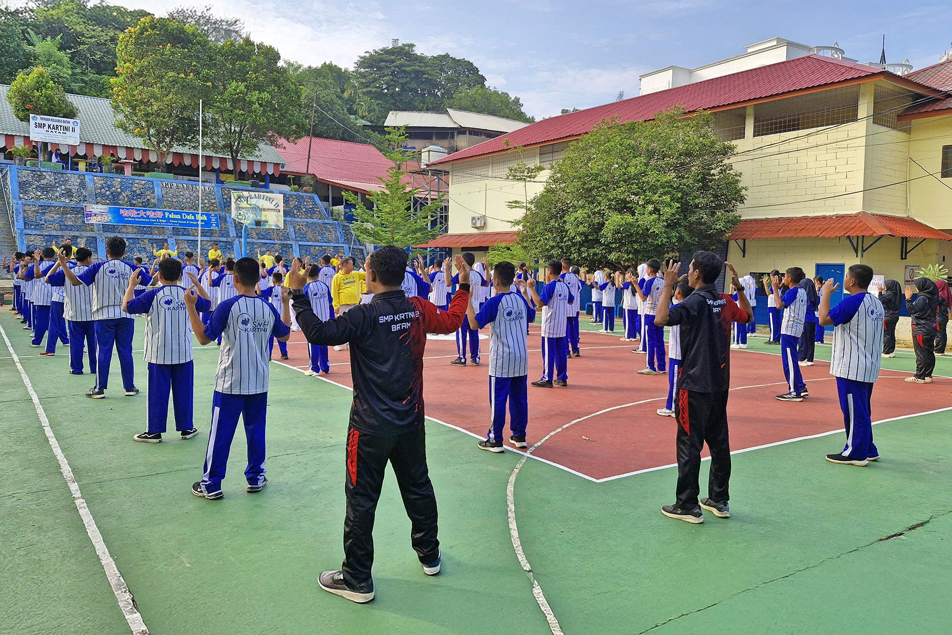 图3:站在后排的几位老师认真地学炼了每一个动作。