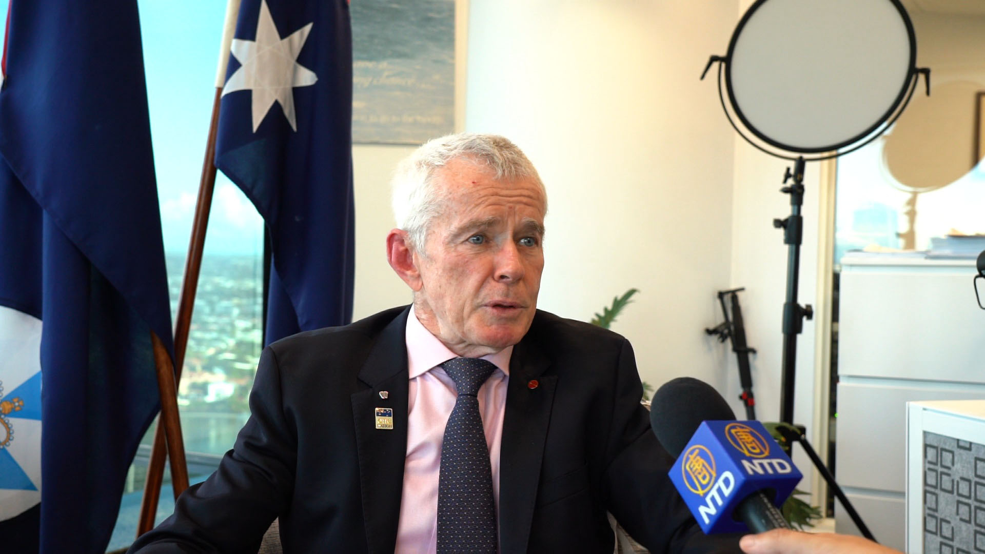 图9:澳洲联邦参议员马尔科姆·罗伯茨(Malcolm Roberts)在媒体专访中谴责中共的跨国镇压。