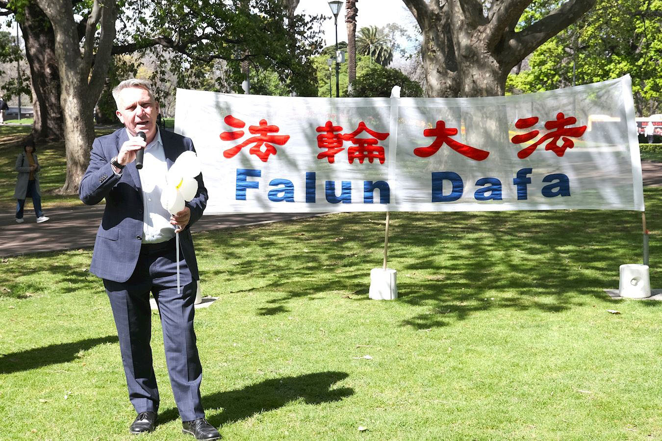 图10:维州白马市市议员布莱尔·巴克(Cr Blair Barker)。图为巴克先生在零二四年九月墨尔本市中心举办的一次活动中致辞。