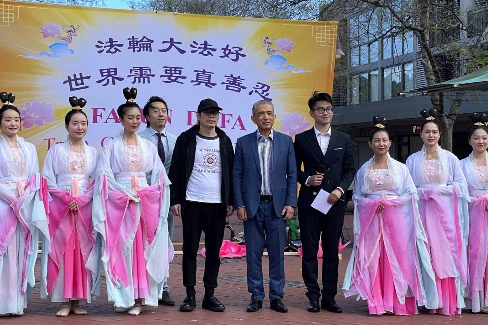 图5:谢先生(右五)和傅先生(右六)在活动现场与法轮功学员合影