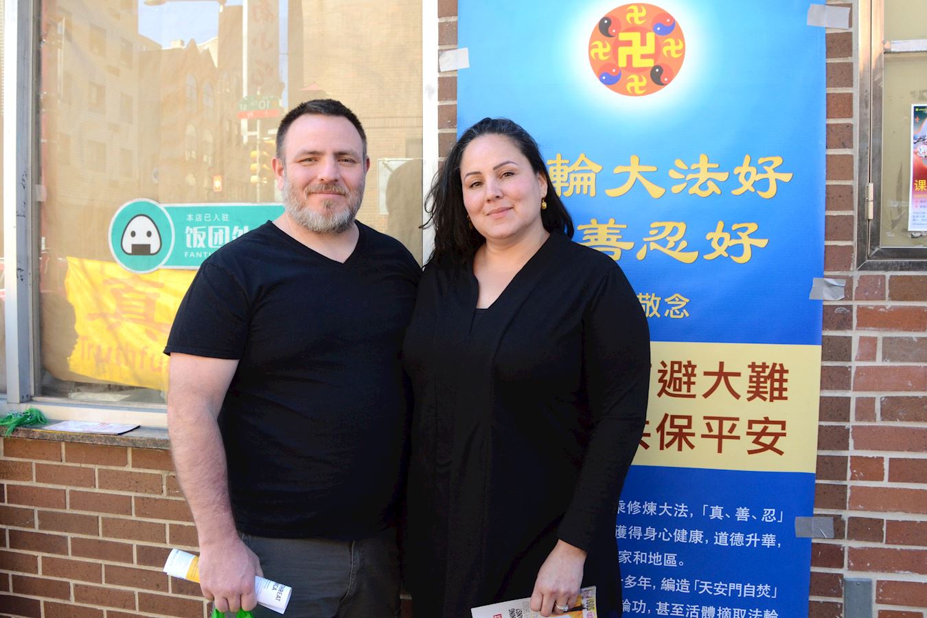 '图10:二零二五年八月三十日,警官玛丽莎·博切蒂(Maritza Bocceuti)和丈夫、法律助理保罗·博切蒂(Paul Bocceuti)在费城唐人街。'
