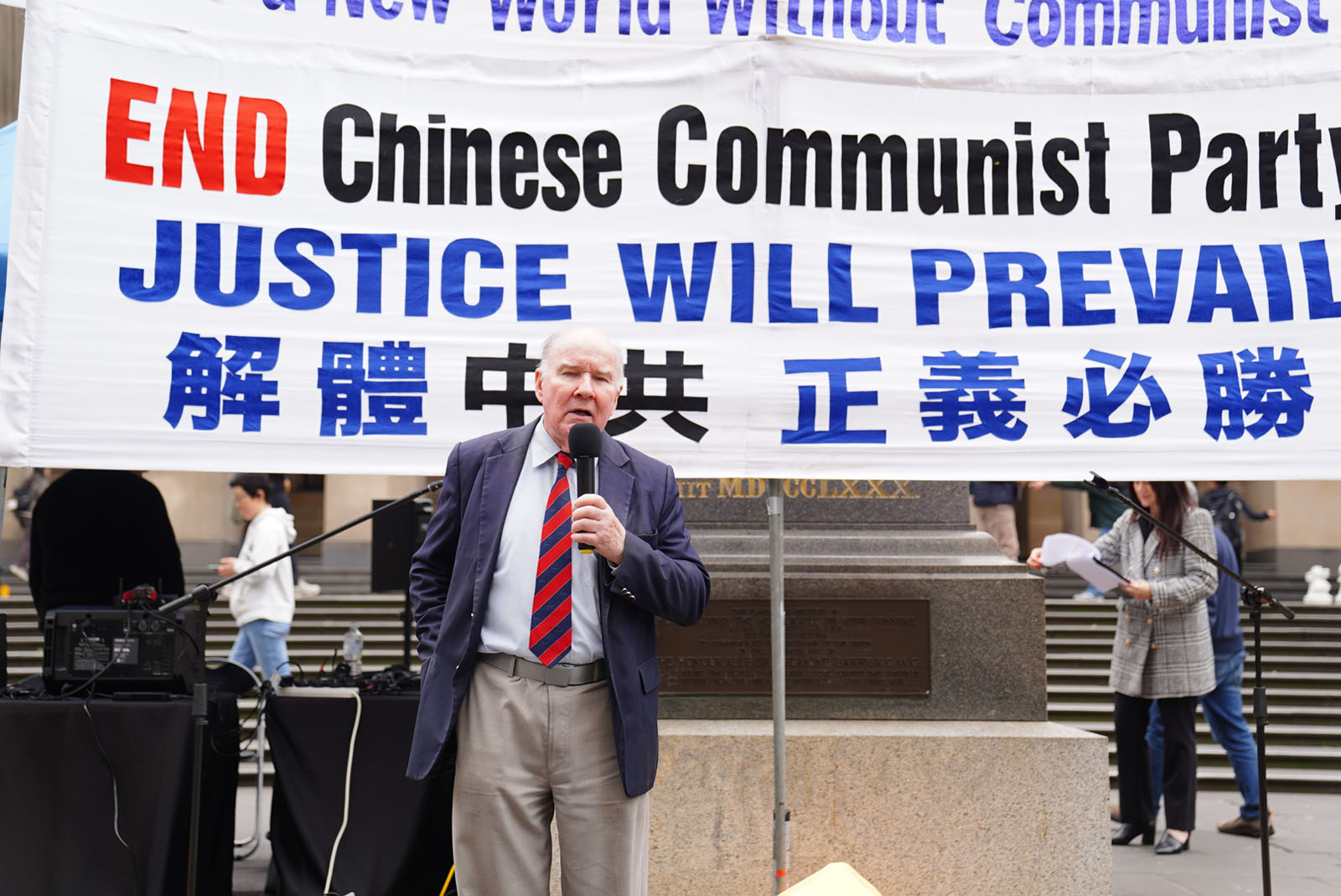 图7:澳洲著名智库前主席韦斯特摩尔先生在集会上致辞。