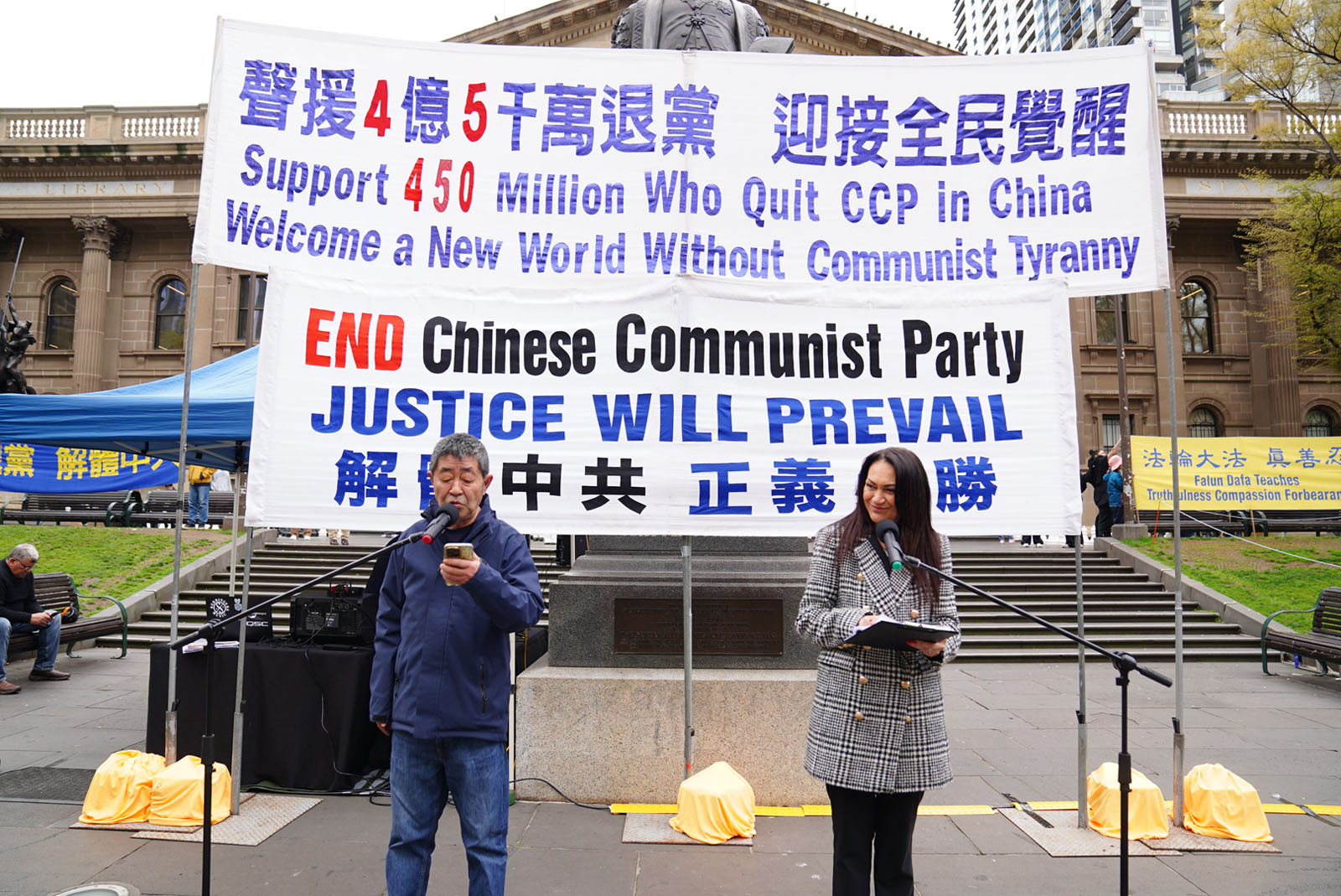 图8:“中国民运墨尔本联盟”监事长高健先生在集会致辞。