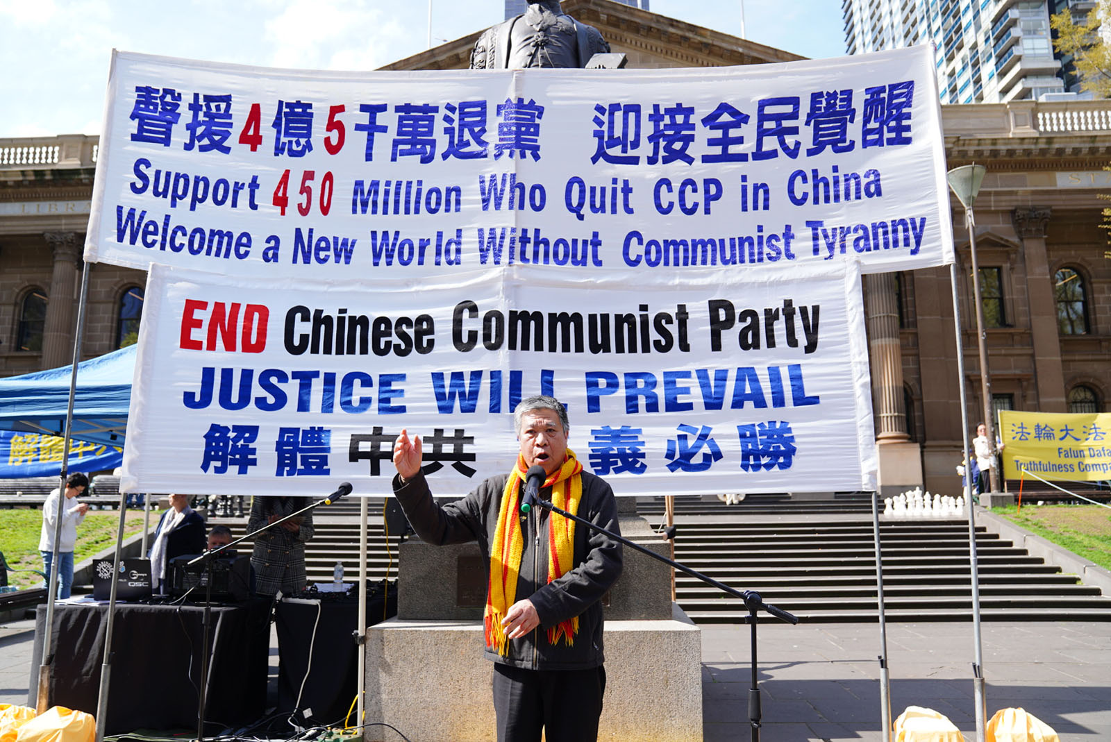 图10:澳洲越南社区维州分部主席阮维光先生在集会上致辞。