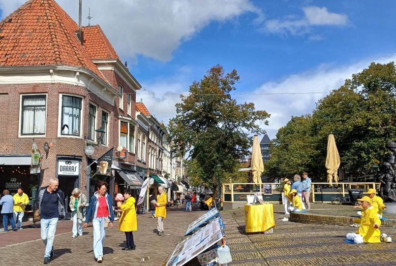 图1~4:二零二五年九月十三日,法轮功学员在荷兰阿尔克玛尔(Alkmaar)市举办信息日活动<b>。</b>