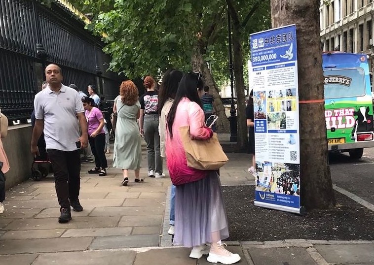 图1:大陆留学生在伦敦大英博物馆前看真相展板