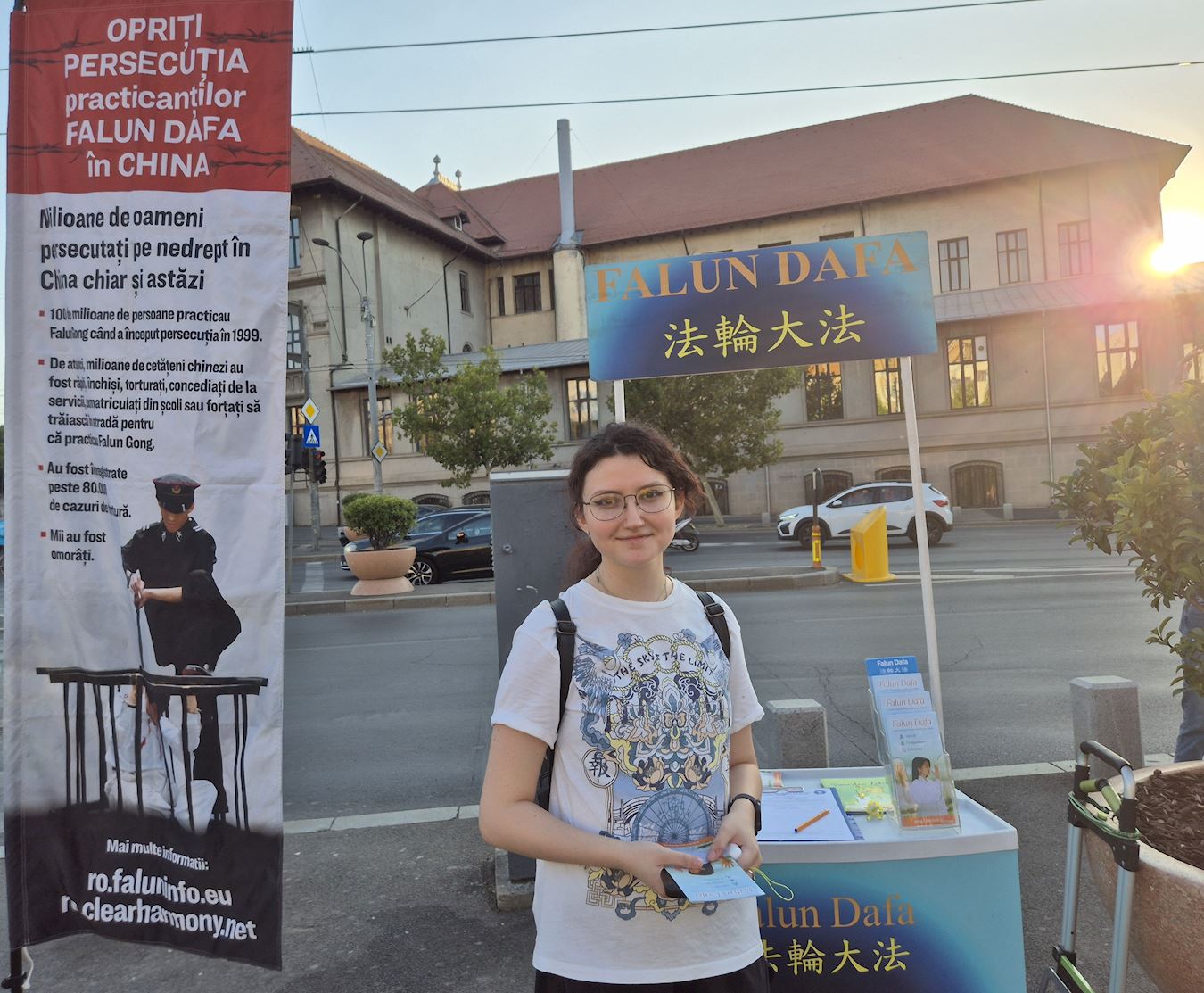 '图15:二零二五年八月十六日,医学院毕业生在丹妮拉在布加勒斯特盖奥尔盖·申凯高中附近的讲真相活动上。'
