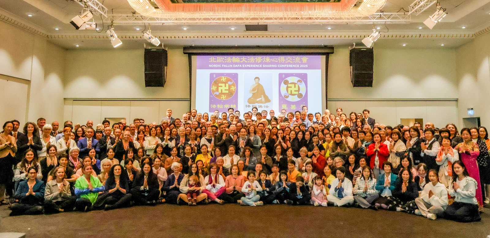 图8:法会后,部份与会中西方法轮功学员在会场合影,他们双手合十向慈悲的师尊表达感恩与敬意,